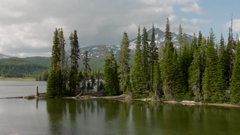 Aerial-footage-of-Sparks-Lake-in-Bend,-Oregon-along-the-Cascade-Lakes-Highway