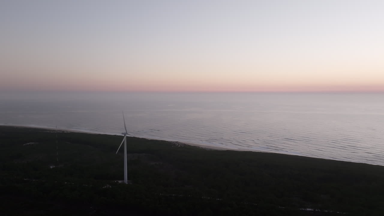 해가 지는 해안 풍력 발전소