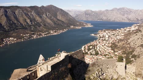 antena - bahía de kotor y murallas de la ciudad antigua de kotor, montenegro