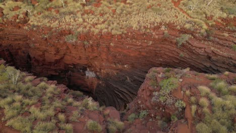 fotografía aérea de arriba hacia abajo de los acantilados en el parque nacional de karagini durante un día soleado - fotografía en órbita