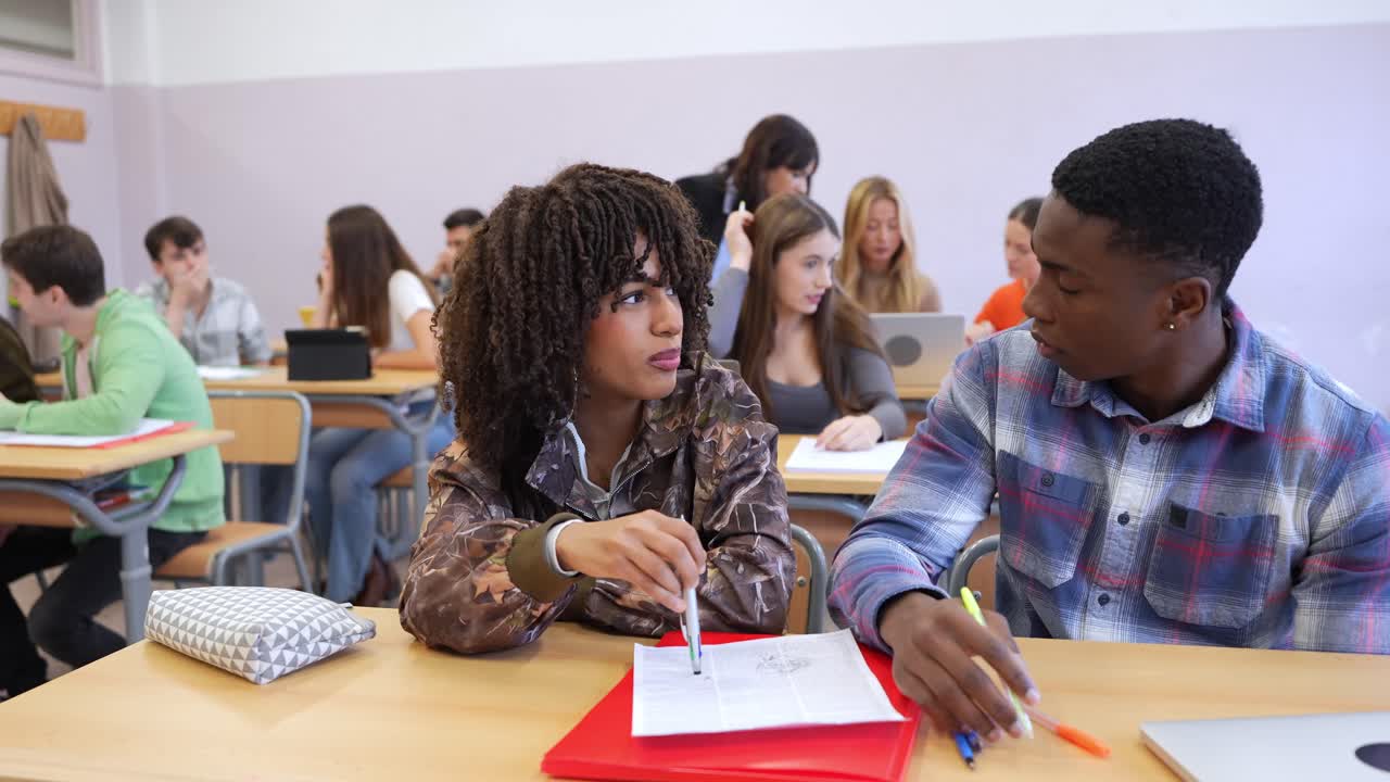 Studenti che collaborano in classe