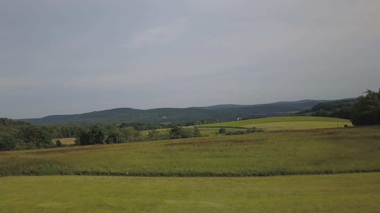 사랑 기호로 호수 위에 공중 촬영
