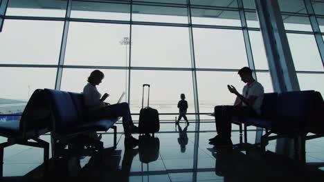 Familia-Con-Niño-Esperando-Su-Vuelo-En-La-Terminal-Del-Aeropuerto