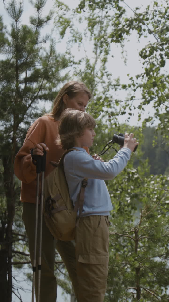 personas caminando en un bosque