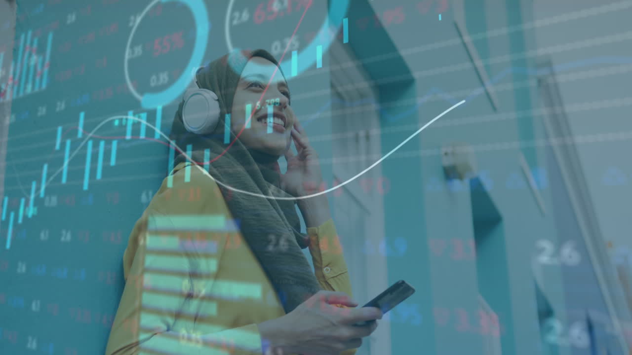 animación del procesamiento de datos financieros sobre una mujer biracial usando un teléfono inteligente