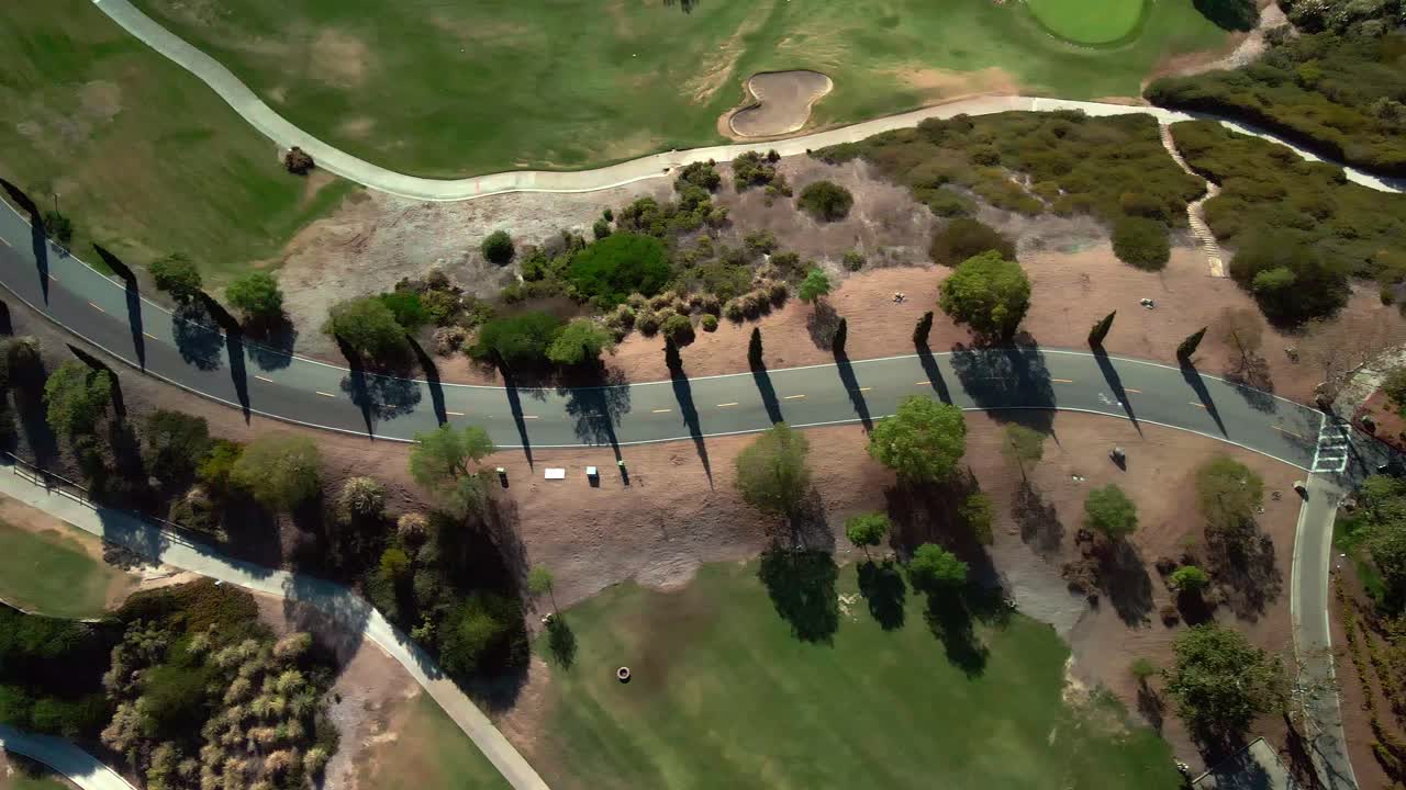 생생한 풍경, 미국에서 무인 항공기가 도로 위를 날아갑니다.