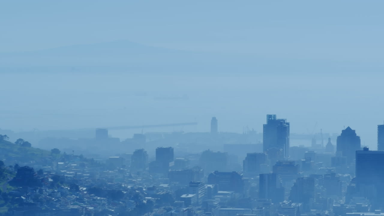 도시 풍경 위에 혁신 비즈니스 텍스트와 함께 인간 뇌의 애니메이션