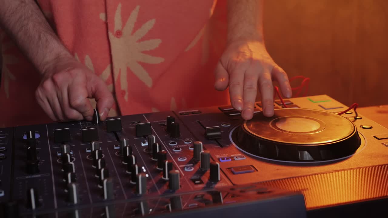 DJ tocando música en el club