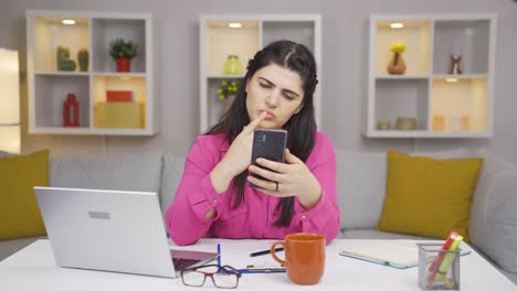 Mujer-Trabajadora-De-Oficina-En-Casa-Que-Tiene-Problemas-Y-Estrés-Por-Teléfono.