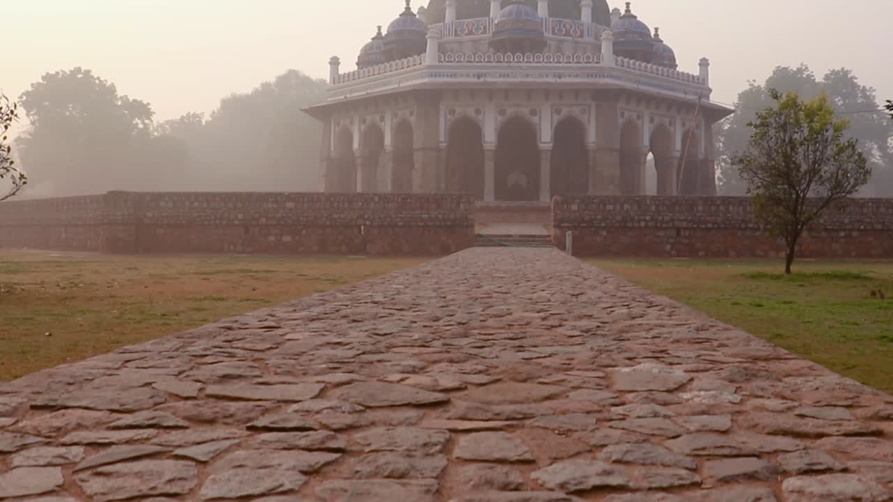 Nila gumbad de la tumba de Humayun vista exterior en una mañana brumosa desde una perspectiva única