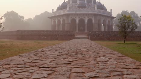 Nila-Gumbad-Vom-Humayun-Grab-Außenansicht-Am-Nebligen-Morgen-Aus-Einzigartiger-Perspektive