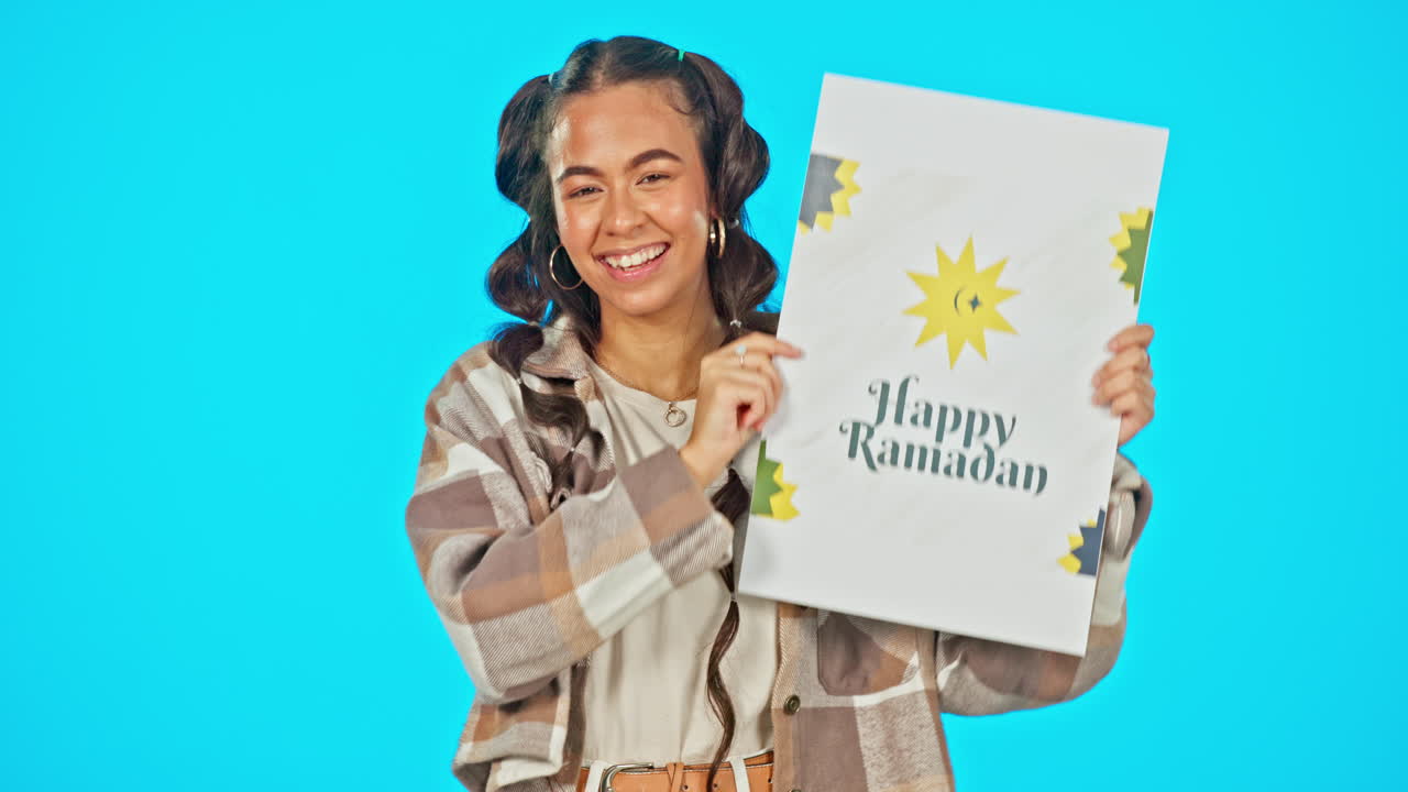 musulmán, cartel y mujer celebran un islámico