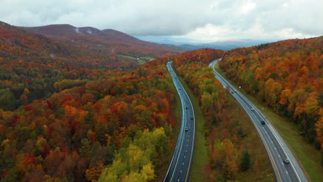 Impresionante-Toma-Aérea-Sobre-La-Autopista-I-89-De-Vermont-En-Medio-De-Los-Colores-Cambiantes-Del-Otoño.