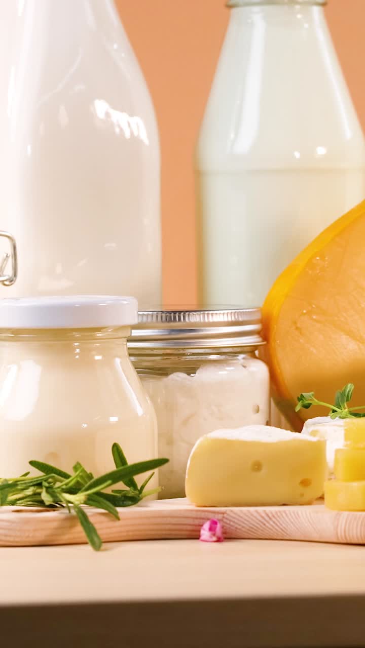 오렌지색 바탕에 있는 다양한 유제품