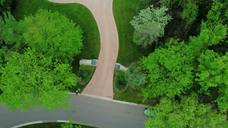 Von-Oben-Nach-Unten-Zeigt-Sich-Ein-Wunderschönes-Luxus-Herrenhaus-Im-Seewald-Mit-Einer-Außenantenne-Und-Einem-Privaten-Tennisplatz