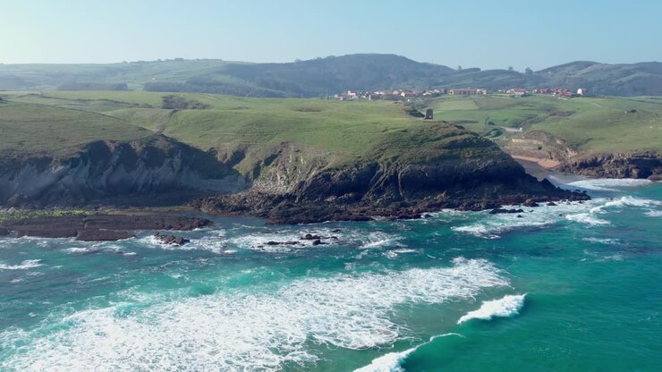 Santander'e bağlı kıyı köyü Suances'i gösteren geniş drone görüntüsü