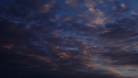 un espectacular paisaje de nubes al atardecer o al amanecer