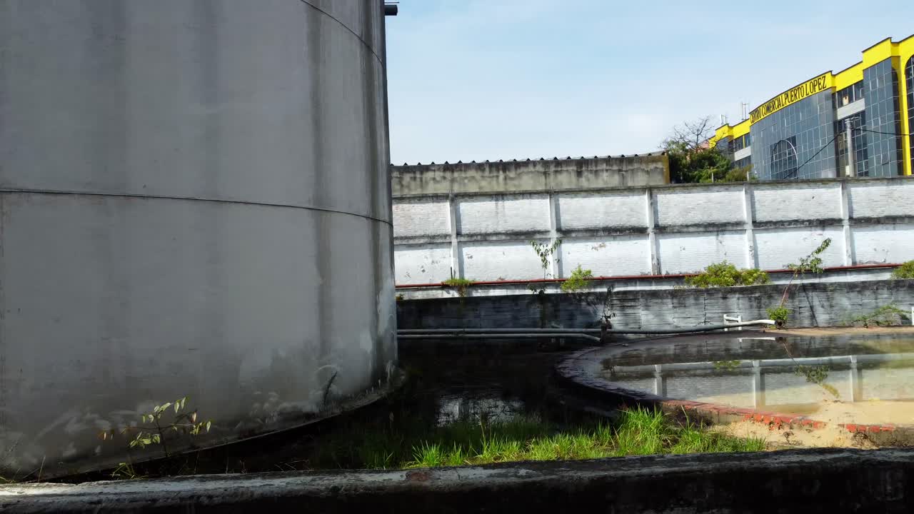 la esencia de una época pasada, donde los sueños se destilaban en botellas y los espíritus fluían libremente