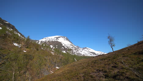 在挪威北部的lyngen alps, 在一个阳光明<unk>的夏季日子,