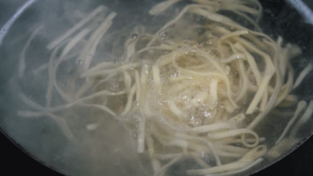 물 냄비에 끓는 신선한 파스타