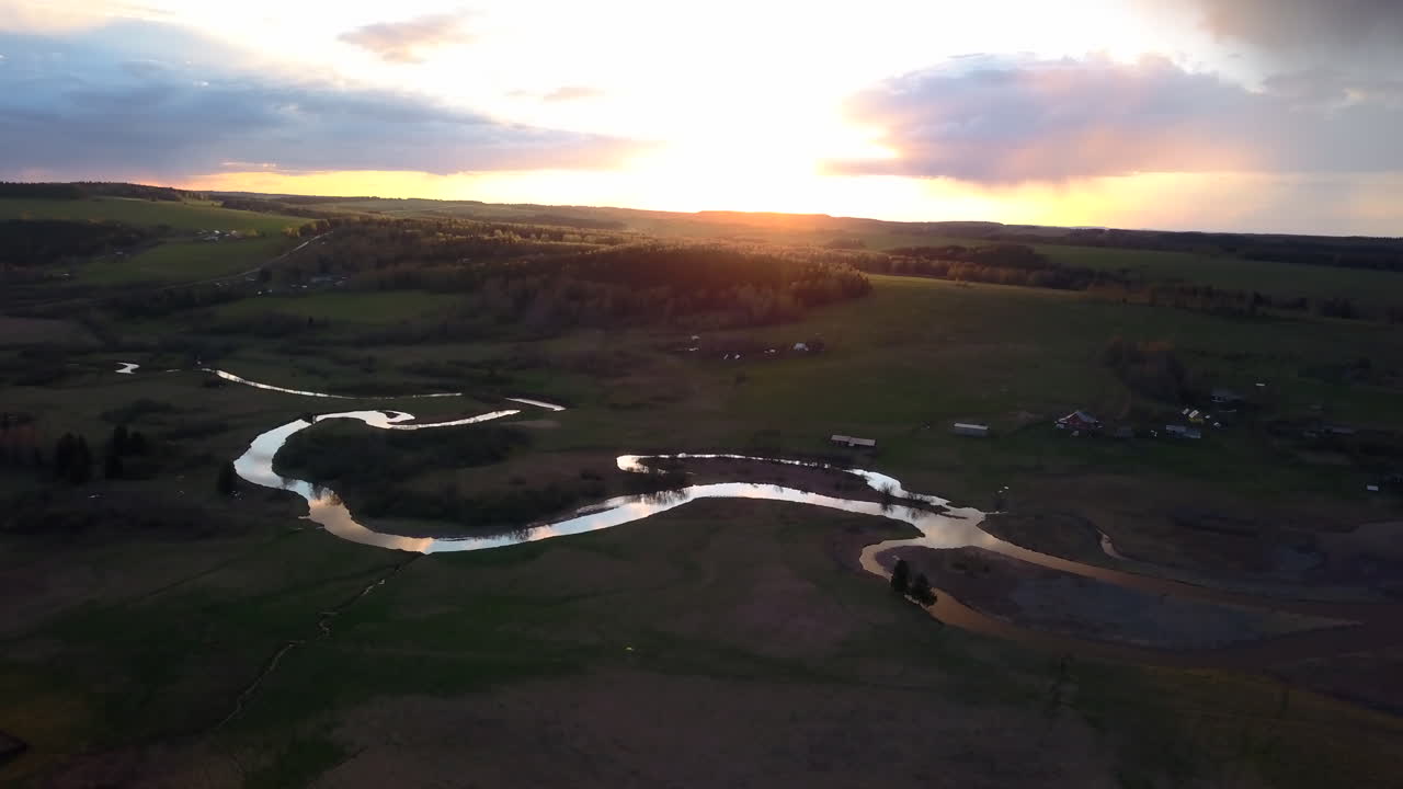 시골 풍경 에 있는 휘어지는 강 위 에 해가 지는 것