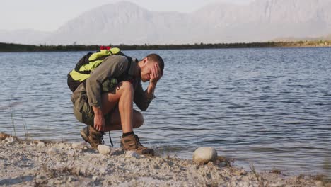 Hombre-Caucásico-Junto-A-Un-Lago-En-La-Naturaleza.