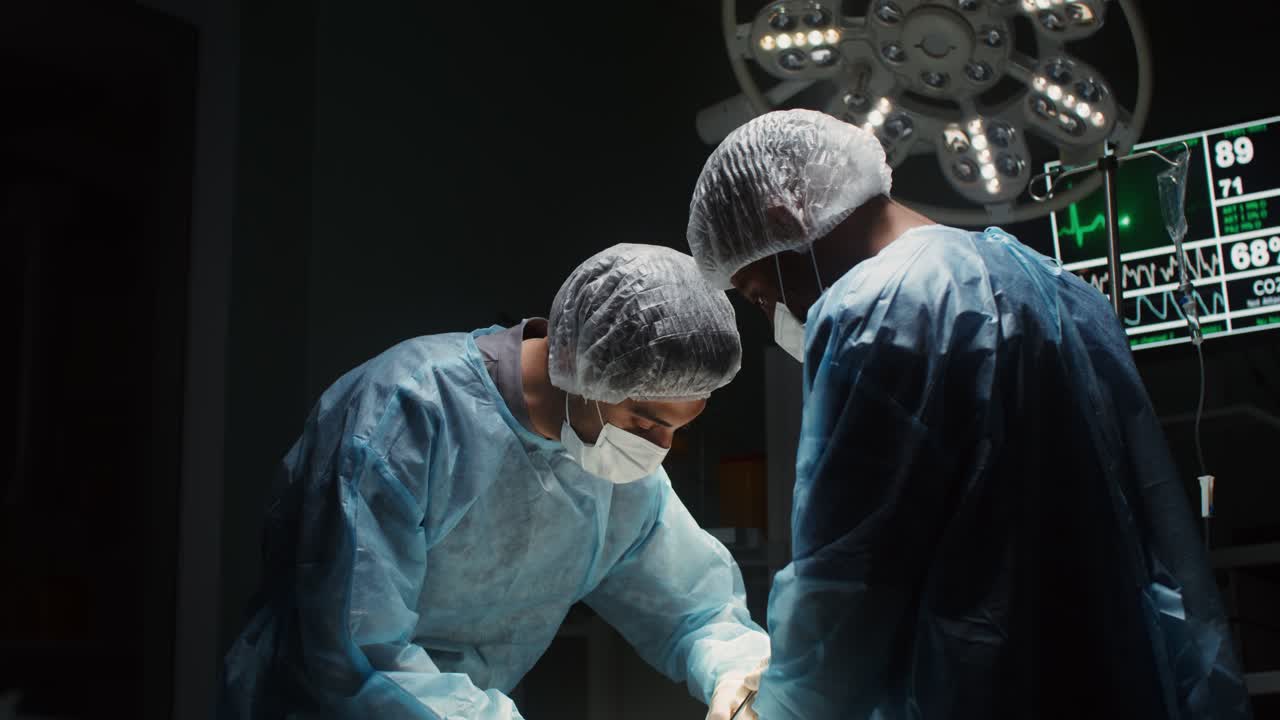 procedimiento quirúrgico en una sala de operaciones