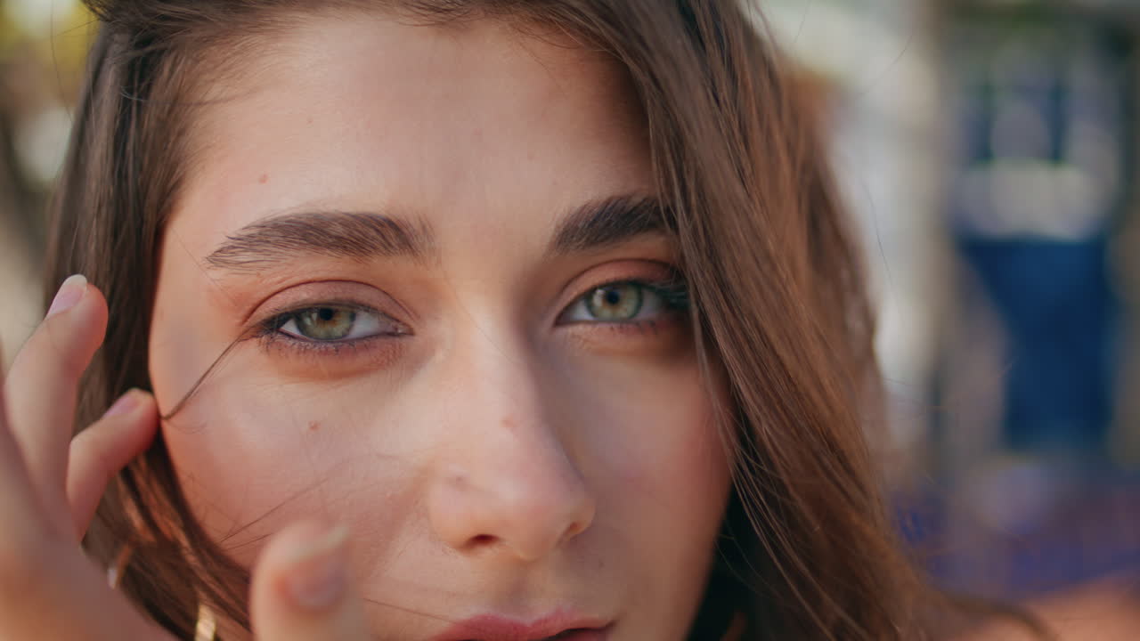modelo de cabello ventoso cara descansando tranquilo retrato de jardín. mujer tocando peinado