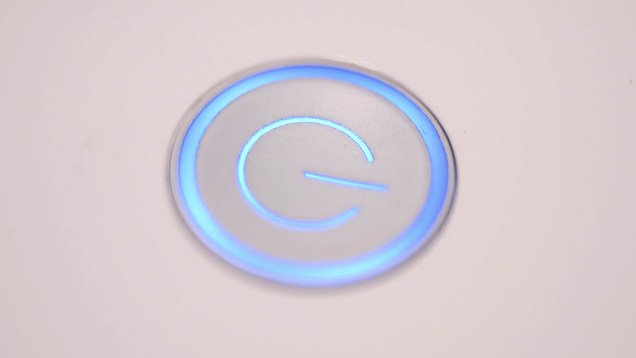 нажатие кнопки включения и выключения устройства в режиме ожидания