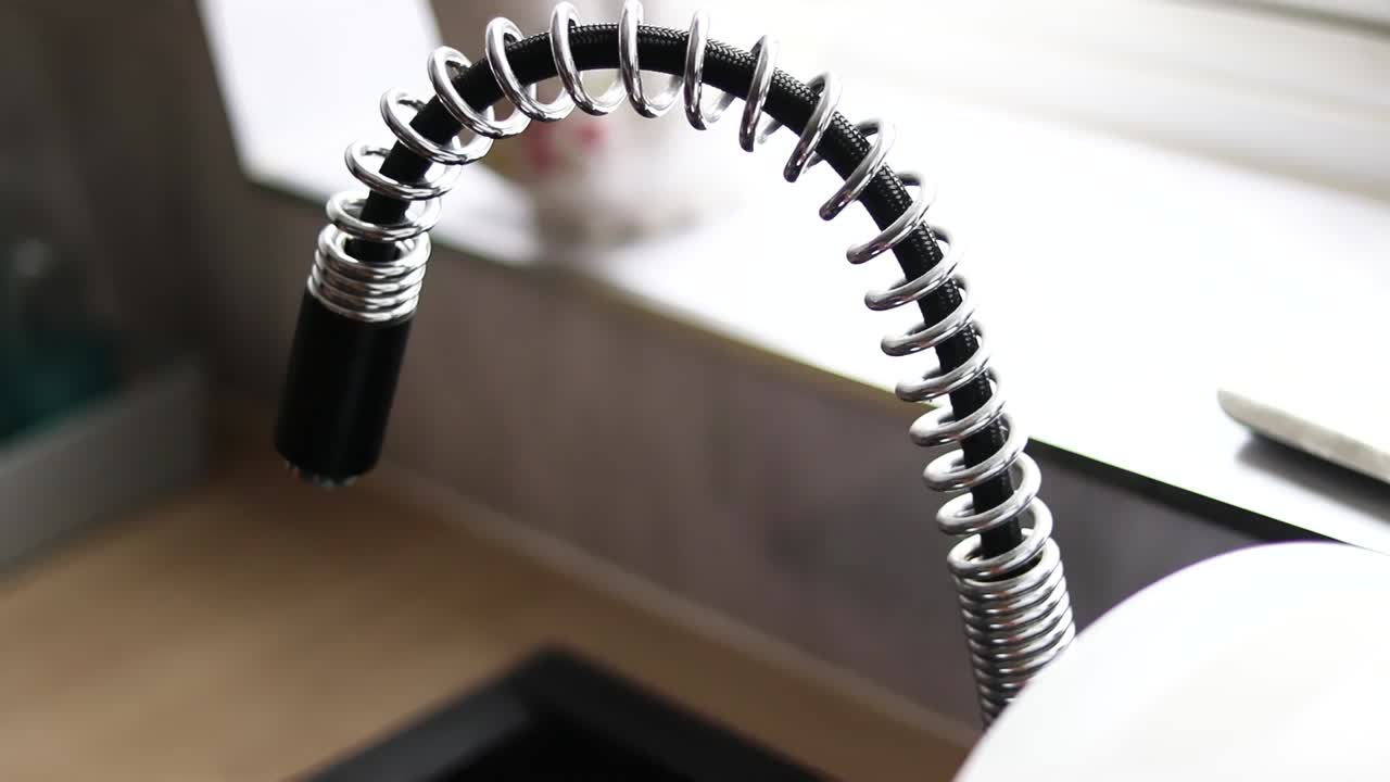 persona llenando el vaso con agua del grifo