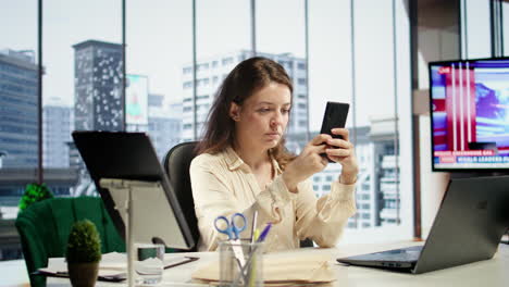 retrato de una mujer empresaria revisando sus mensajes personales de teléfono