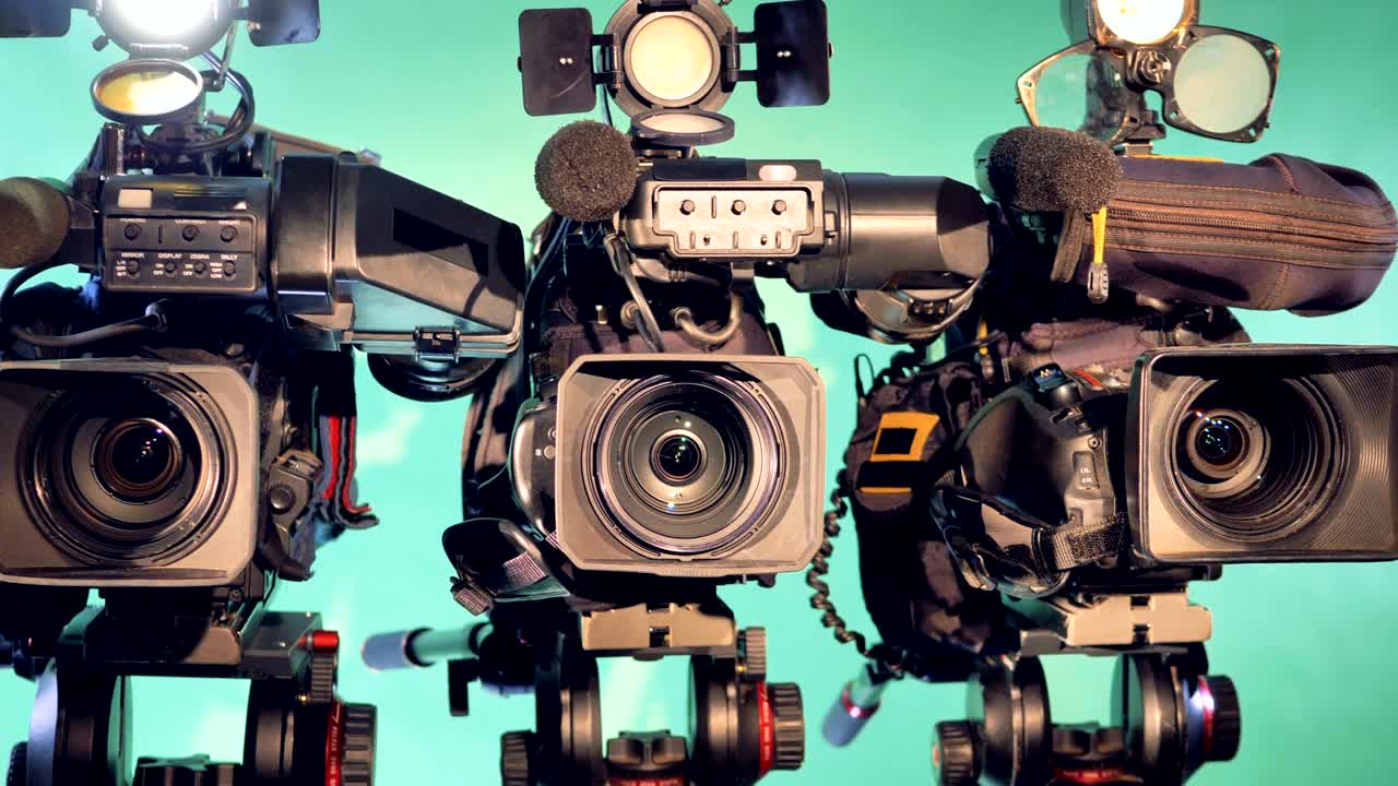 세 개의 전문 카메라 녹음기