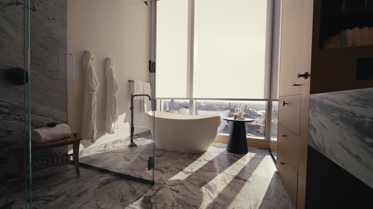 색의 독립적인 욕조와 함께 럭셔리 욕실 내부의 빛을 드러내기 위해 빛이 뜨는 태양 그림자, 넓은 밀어