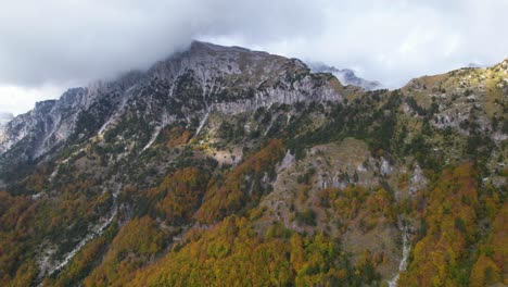 colores otoñales en las hermosas montañas de los alpes de albania con laderas rocosas de follaje dorado
