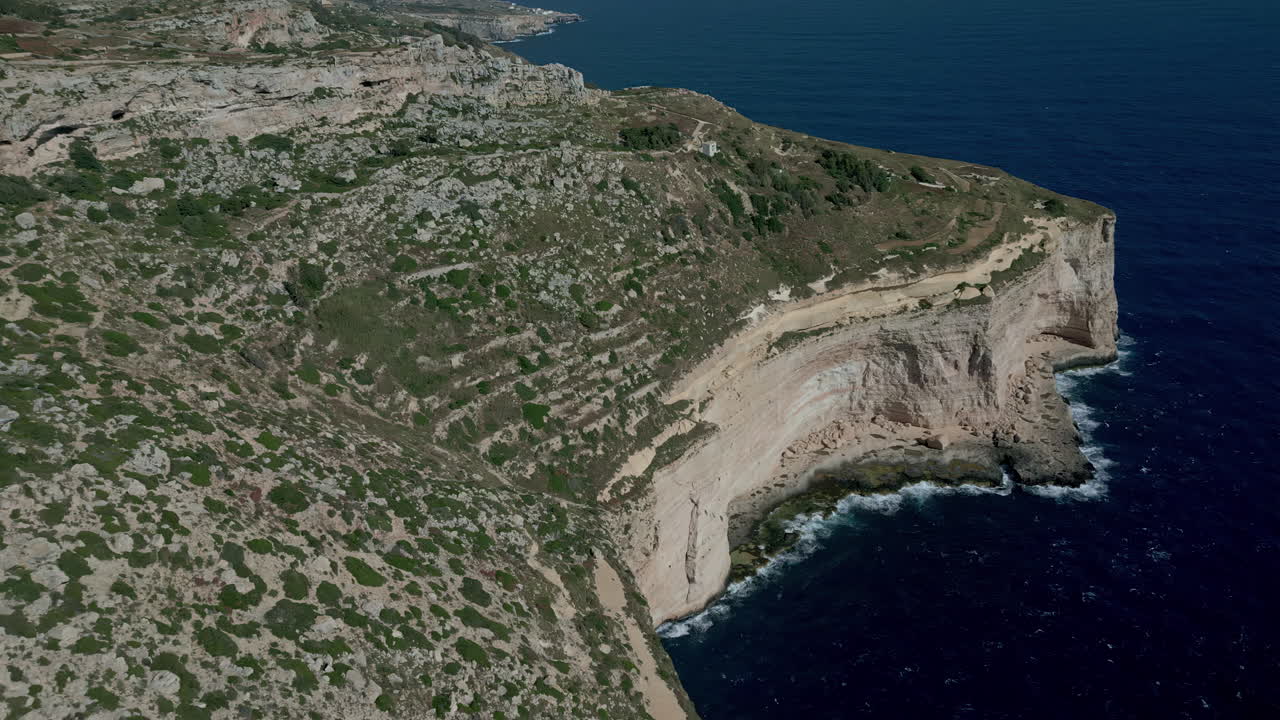 воздушный снимок крутого скалы над средиземным морем с скал дингли на мальте в солнечный день