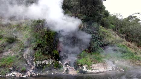 roca de la catedral del valle del rift volcánico de waimangu en el lago del cráter de la sartén que libera vapor en rotorua, nueva zelanda aotearoa