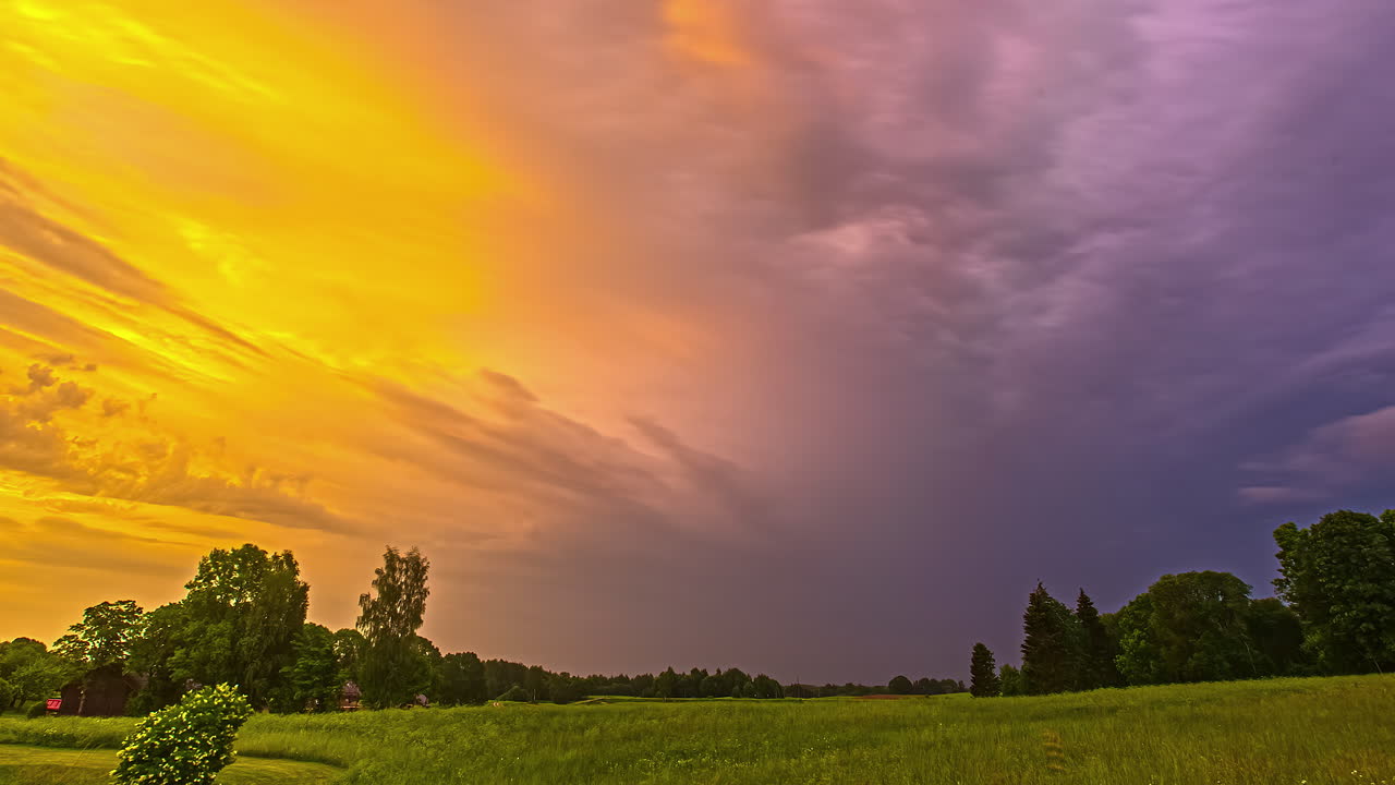 어두운 폭풍 구름이 시골 풍경 위의  ⁇ 은 황금 하늘을 밀어내고, 시간 흐름