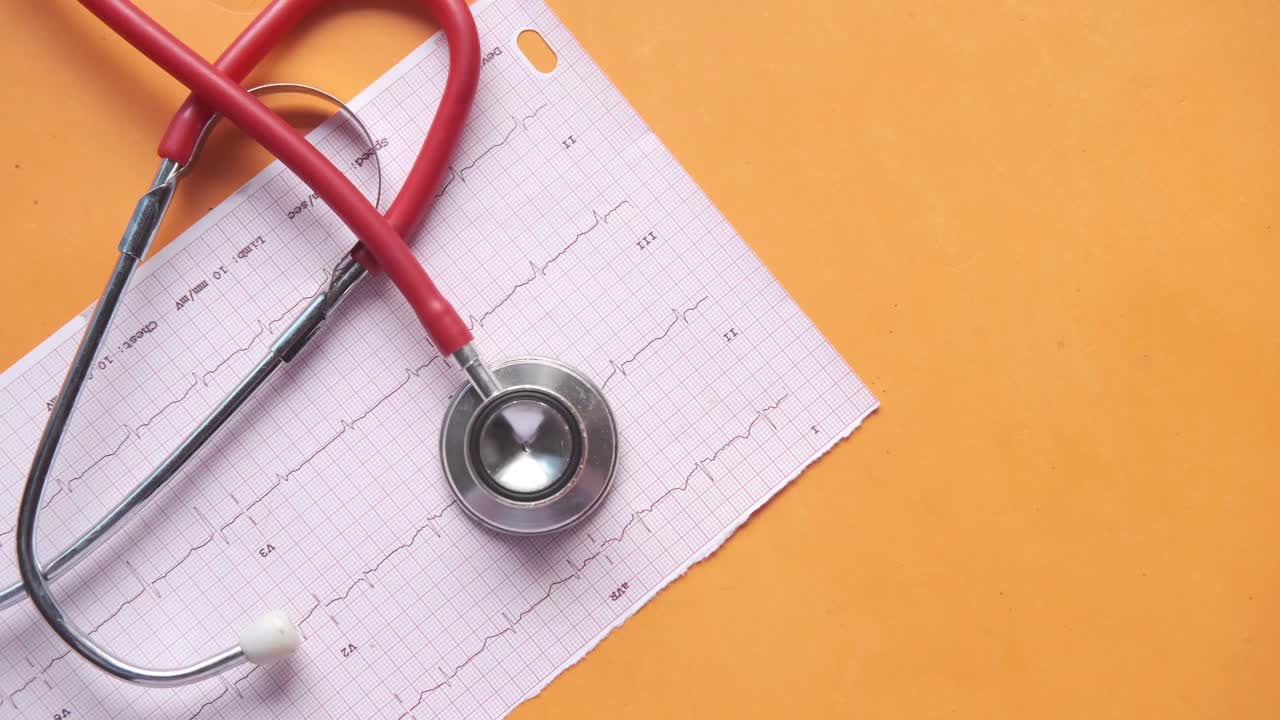 Stethoskop und EKG-Diagramm