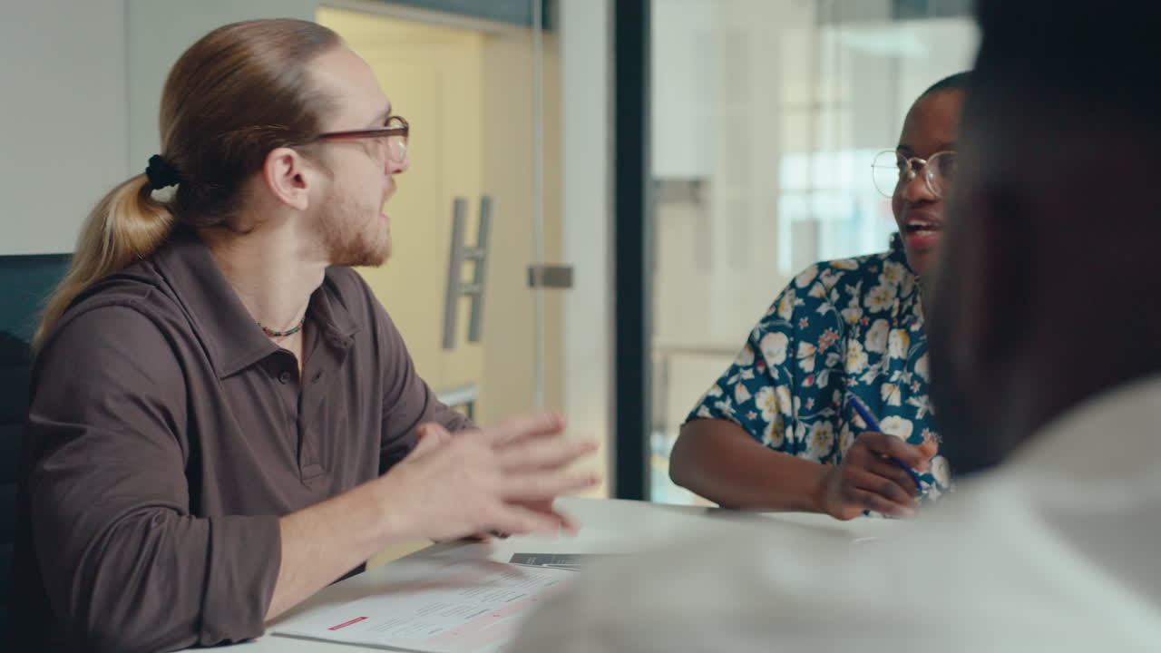 gerente explicando el plan de negocios a los asociados en una reunión de oficina