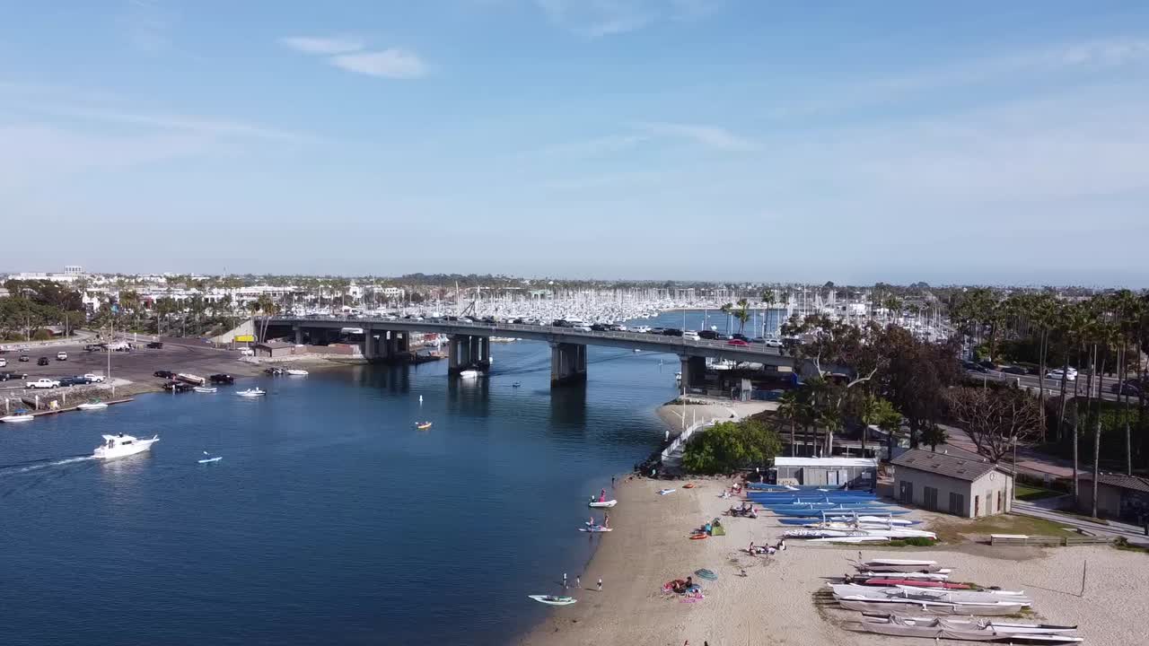 움직이는 보트와 보트 채널의 공중 샷