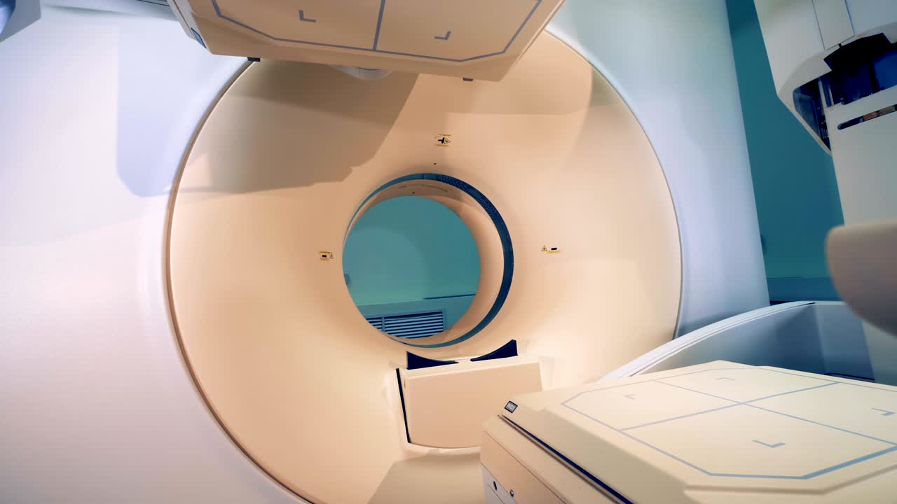 vista exterior de las plataformas de escaneo que se separan frente al anillo objetivo del tomógrafo