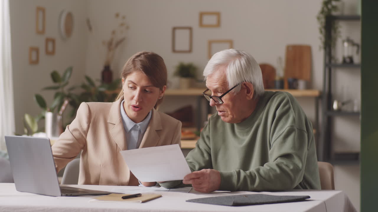 Consulente finanziaria che offre consulenza a un uomo anziano.