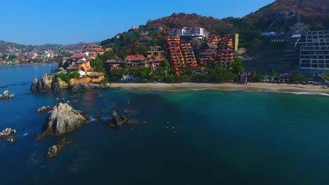 Una-Hermosa-Casa-Se-Encuentra-En-Una-Punta-Rocosa-En-Un-Pueblo-Mexicano-De-Ensueño-A-Lo-Largo-De-La-Costa-De-La-Bahía-De-Aguas-Tranquilas-En-Zihuatanejo