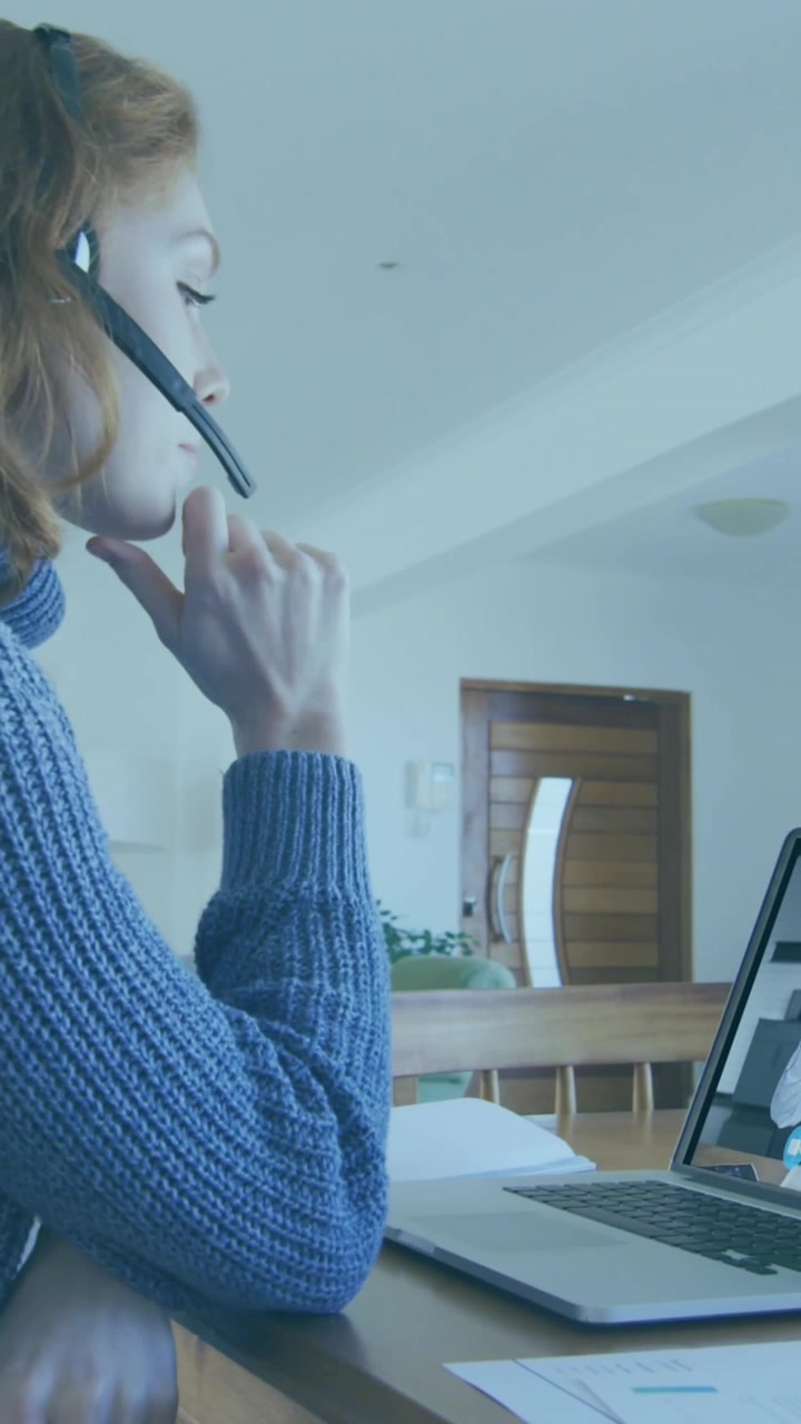 Animation af biometrisk fingeraftryk over en forretningskvinde, der bruger telefonheadset og bærbar computer