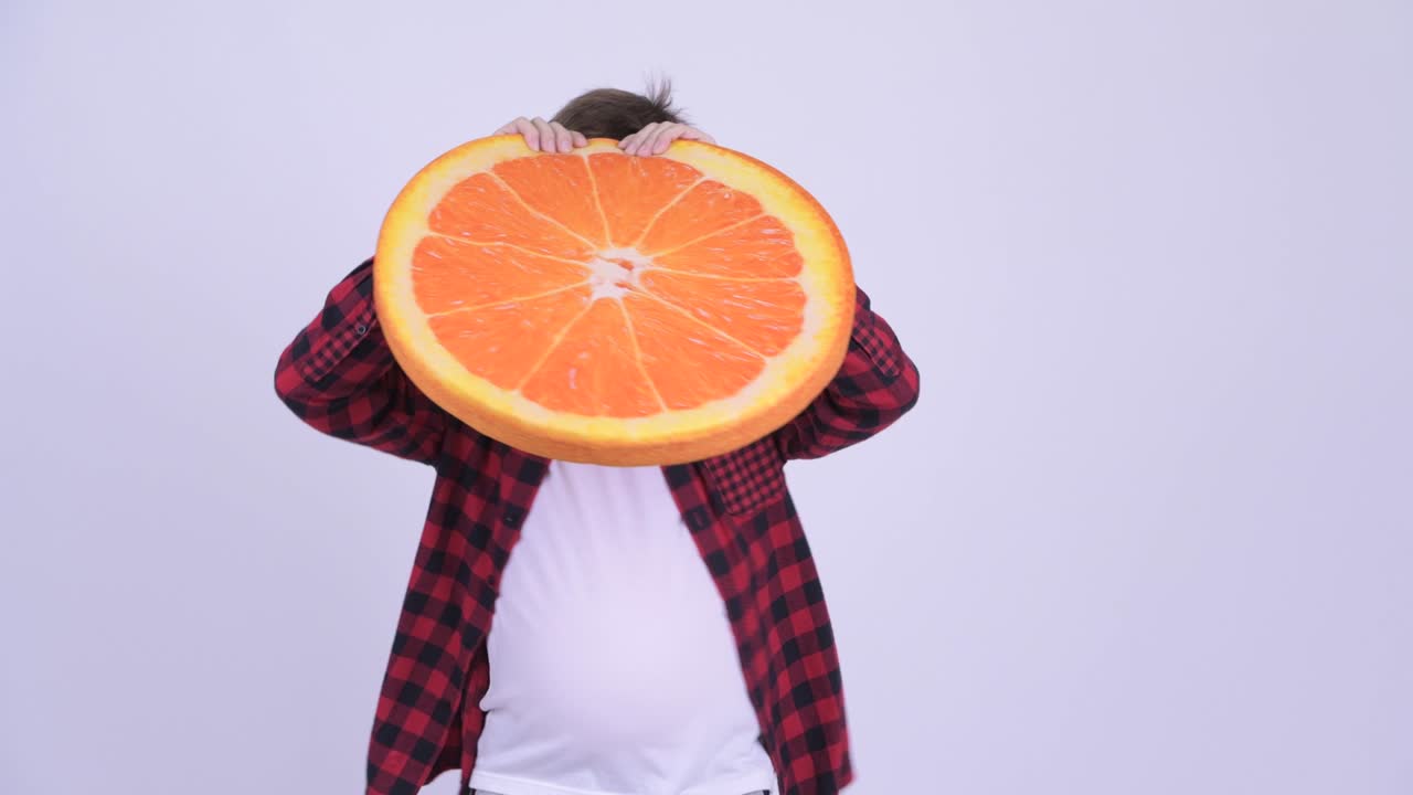 un joven hipster con una gran barriga.