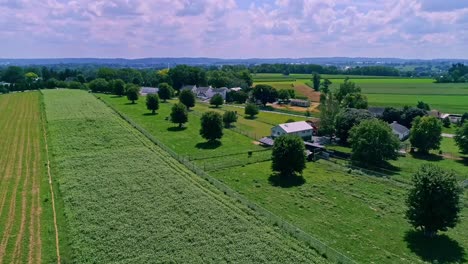 Una-Vista-Aérea-De-Los-Campos-De-Maíz-Del-Campo-De-Las-Tierras-De-Cultivo-En-Un-Hermoso-Día-De-Verano