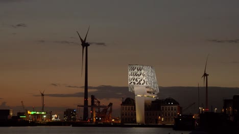 vista del puerto de amberes al atardecer