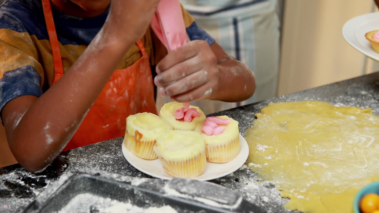 sección media del niño preparando cupcake 4k