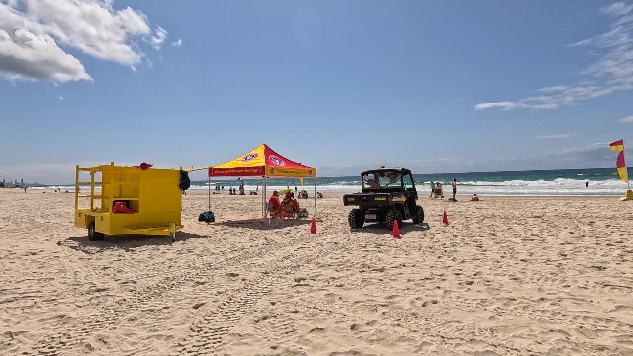 спасатели наблюдают за пляжной деятельностью под палаткой