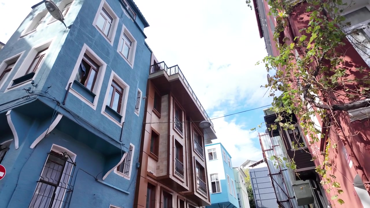 Vista de Ângulo Baixo de Edifícios Residenciais Coloridos em Istambul